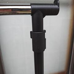 黒い金属製ハンガーラックの画像