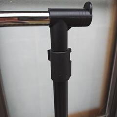 黒い金属製ハンガーラックの画像