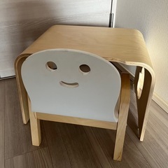 キコリの小いす（白）とテーブルセット の画像