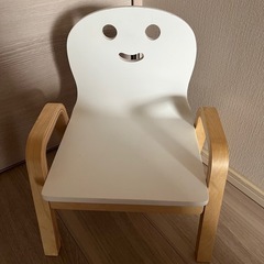 キコリの小いす（白）とテーブルセット の画像