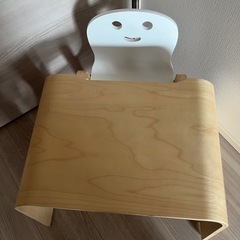 キコリの小いす（白）とテーブルセット の画像