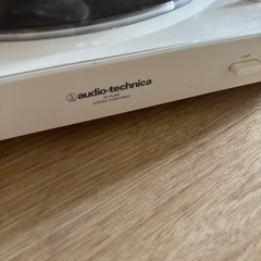 ターンテーブルとスピーカーの画像