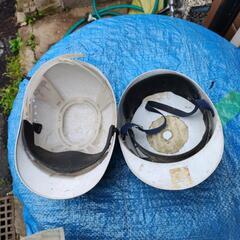 ヘルメット２個の画像