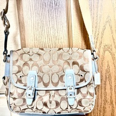 COACHのショルダーバッグです。