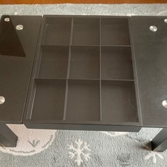 ガラスコレクションテーブル　引き出し付き
