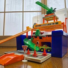 トミカ　建設コンボックス　重機車両付き