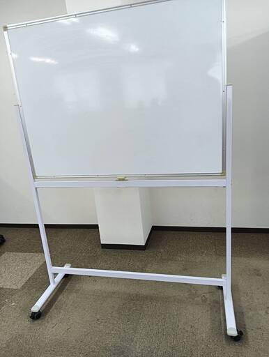 【美品・事業所整理品】ホワイトボード（スタンド付 幅120cm×高さ90cm）月予定表あり