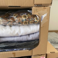 【無料】メンズ・レディース服とダンボール収納ボックス(レンゴー)セットでお譲りします⭐️の画像