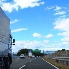 決まったルートを運転する”だけ”？ 積み降ろしも渋滞遅延によるドタバタ対応も無し！ 街で見かける【アドトラックドライバー募集】／未経験可 ！気楽に働きたいあなたにピッタリ♪の画像