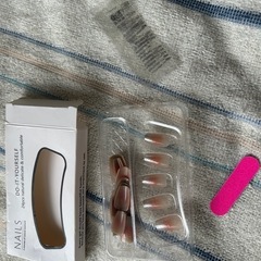 ネイルチップ4点とリムーバー付きの画像