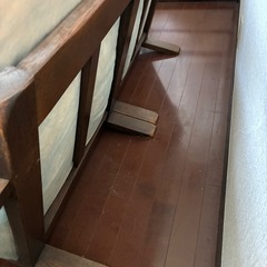 ヴィンテージ風 2人掛けウッドアームソファの画像