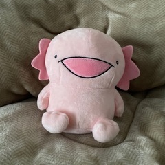 からめる ウーパールーパーのぬいぐるみ