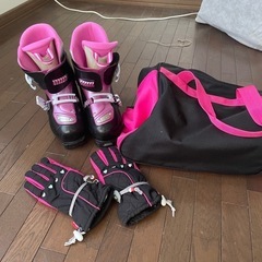 スキー靴とバッグと手袋の画像