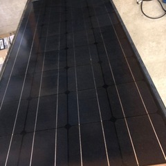 太陽光パネル2枚、コントローラ、インバータ、バッテリーセットの画像