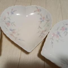 ハート型の可愛いお皿の画像