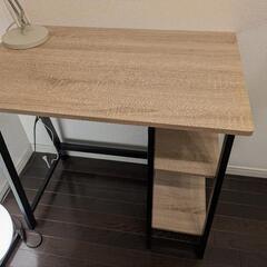 スタイリッシュな仕事用デスクの画像