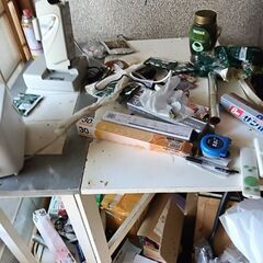 白の折りたたみ式ダイニングテーブルですの画像
