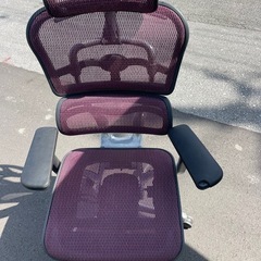 特選！中古　エルゴヒューマンプロ レッド オフィスチェア オットマン付きの画像