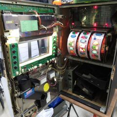 パチスロ実機 4号機 ユニバーサル バーサス VERSUS コイン使用 設定キー付 スロット クレカ決済可能│江別市のリサイクルショップドロップの画像