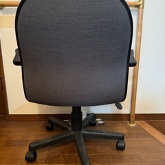 昇降式のオフィスチェアの画像