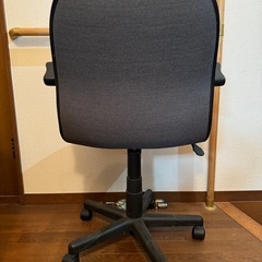 昇降式のオフィスチェアの画像