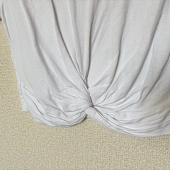 ZARA ホワイト クロップドTシャツ ねじりデザインの画像