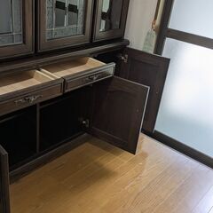 飛騨産業　クレセント　食器棚　ステンドグラス扉の画像