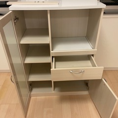 ホワイト基調の食器棚　小さめ