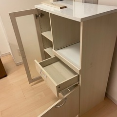 ホワイト基調の食器棚　小さめの画像