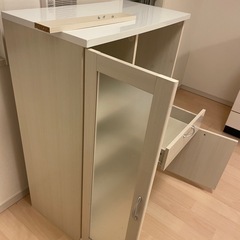 ホワイト基調の食器棚　小さめの画像
