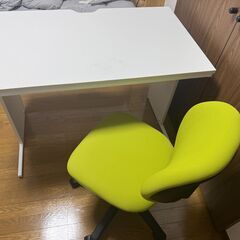 【引き取り予定者あり】デスク＆チェアーセット　※6/9 まで　（再度募集の可能性あり）の画像