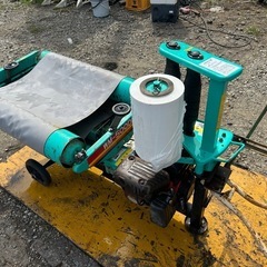 タカキタ ラッピングマシーン　牧草ロール機　ワラ梱包機 ミニラップマシン 牧草ロー ル　稾　梱包　集草　畜産　宮崎　ロールベール エンジン式　4馬力　簡易始動動画ありの画像