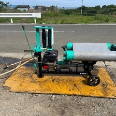 タカキタ ラッピングマシーン　牧草ロール機　ワラ梱包機 ミニラップマシン 牧草ロー ル　稾　梱包　集草　畜産　宮崎　ロールベール エンジン式　4馬力　簡易始動動画ありの画像