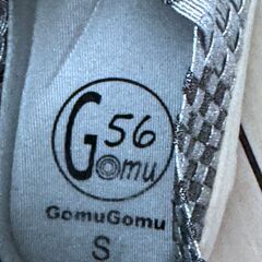 レディーズ シューズ厚底靴 ウォーキング  GomuGomu 56 スリッポン S（22.5）サイズ グレー×シルバー 編み込みメッシュ 軽量 レディーズ ウォーキングに適合の画像