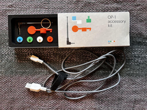 世界でいちばん楽しいシンセOP-1にアクセサリーキットを付属した