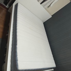 中古のセミダブルベッドになります、