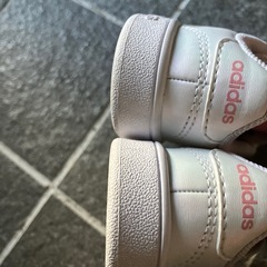 adidas シューズの画像