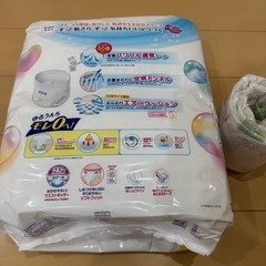 【取引中】メリーズ　オムツ　おむつ　Mサイズ　パンツタイプ+テープタイプ5枚の画像