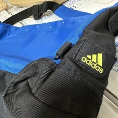 【三軒茶屋で引き渡し】adidas ななめがけバッグ（A4対応・小学生向け／状態良好）の画像