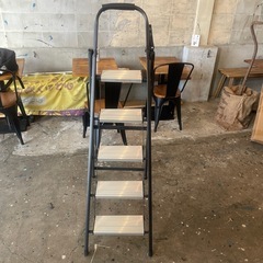家庭用脚立　6段　新古品　段ボールに入ってましたが保存状況から少...