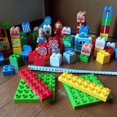BANDAI　たのしいアンパンマンタウンバケツ3歳から　と、アンパンマンブロックあそびセット1.5歳から　の２セットの画像
