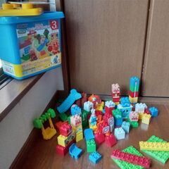 BANDAI　たのしいアンパンマンタウンバケツ3歳から　と、アンパンマンブロックあそびセット1.5歳から　の２セットの画像