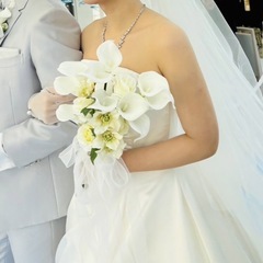 バラ　クリスマスローズ　ブーケ　結婚式　ウエディング　挙式ホワイトクラッチ縦長の画像