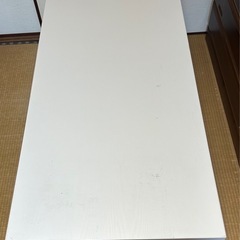 白色のデスク机