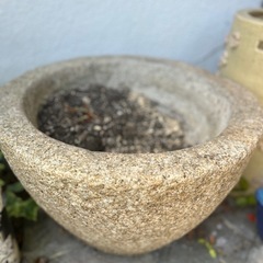 陶器？石でできたうすのような？の画像