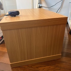 シンプルな箱型ラックの画像