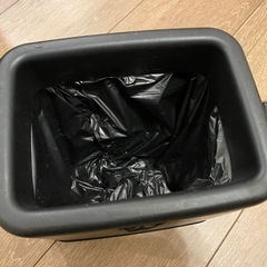 ゴミ箱とミラーの画像