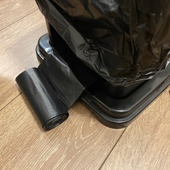 ゴミ箱とミラーの画像
