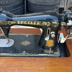 BROTHER 古いミシン 木製テーブル付き
の画像