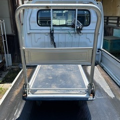 大きい、静かな折りたたみスチール台車の画像
